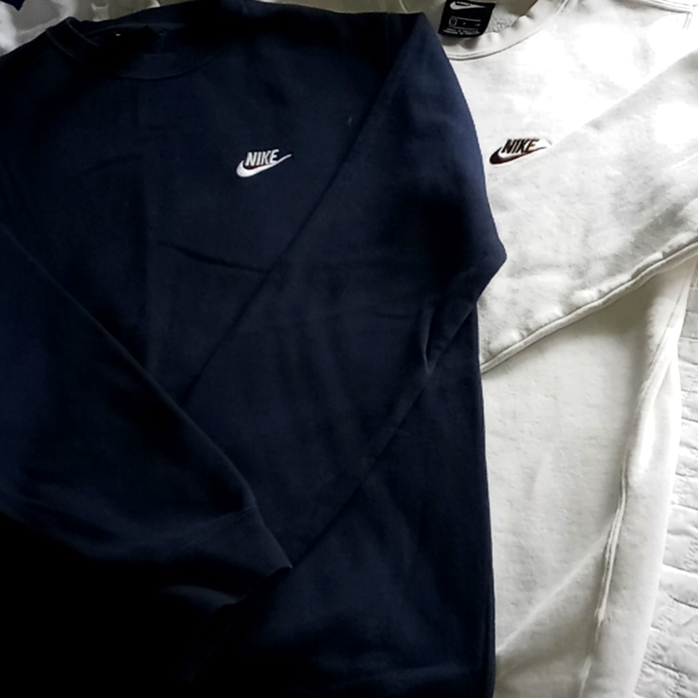 (2) Nike crew neck sweatshirts